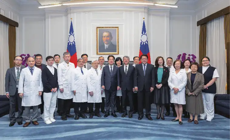 賴清德總統於總統府接見第十一屆「台灣兒童醫療貢獻獎」得主與主辦單位瑞信兒童醫療基金會吳春福董事長及執行長呂立醫師